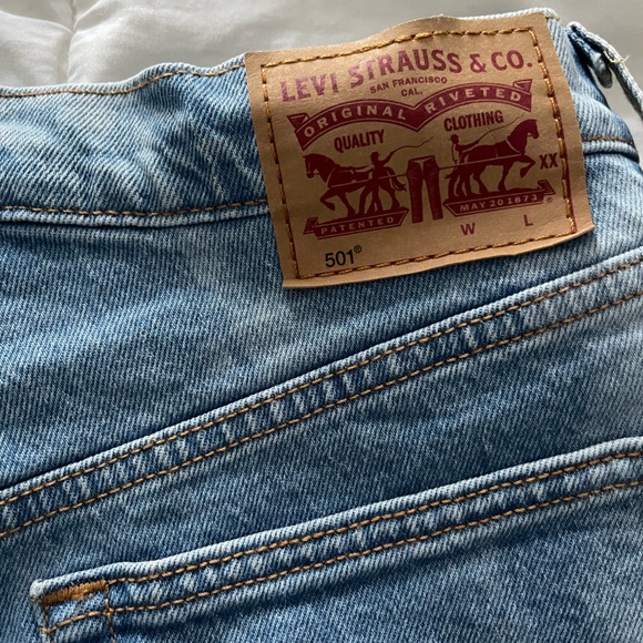 Levi’s Denim Shorts - Picture 4 of 5